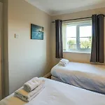 10 Old School Close *