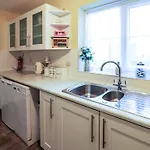 10 Old School Close *